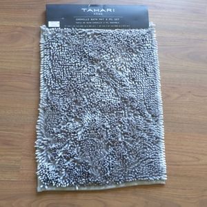 NWT / Tahari bath mat / 24x17